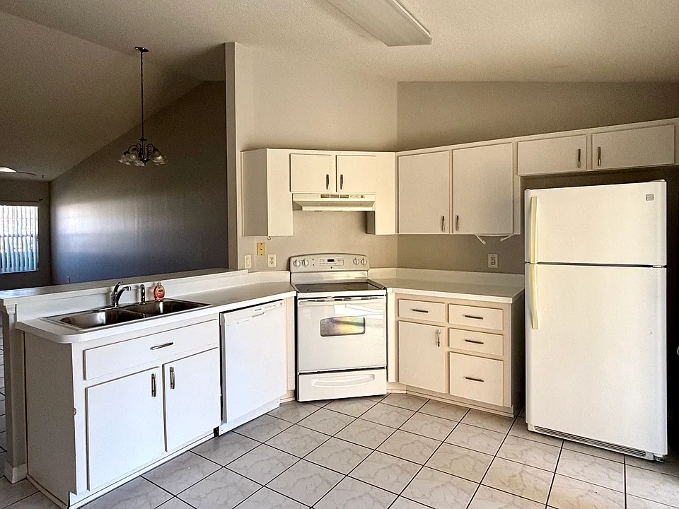 48 Raintree Pl #B