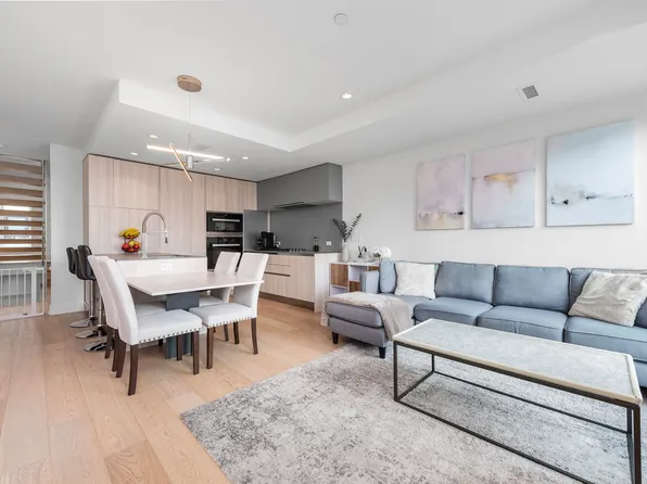 138 Woodstock Ave W, Vancouver, BC V5Y 2R6