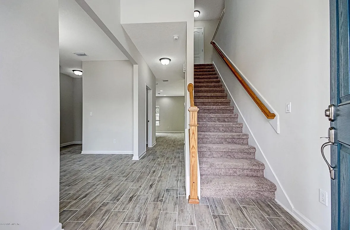 4 bed, 2414 sqft, $2,525 — Photo 2
