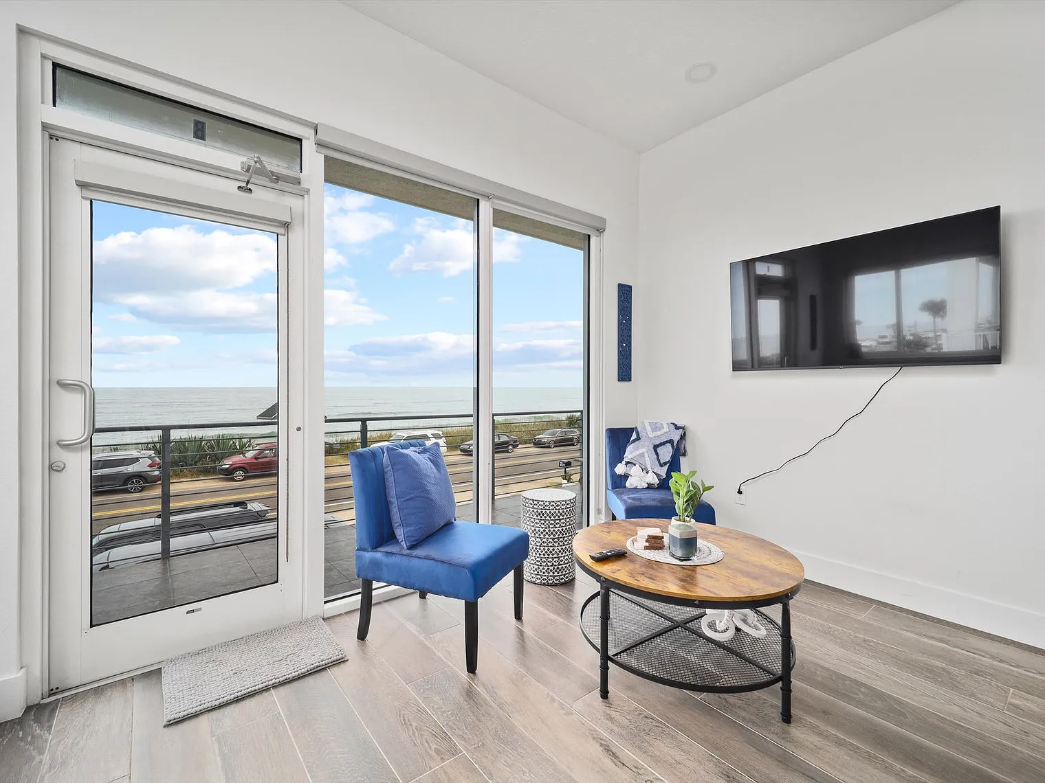 2 bed, 2.0 bath, 1345 sqft, $6,871 — Photo 4