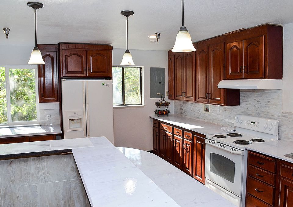 Dazzling! 137 ft Countertops