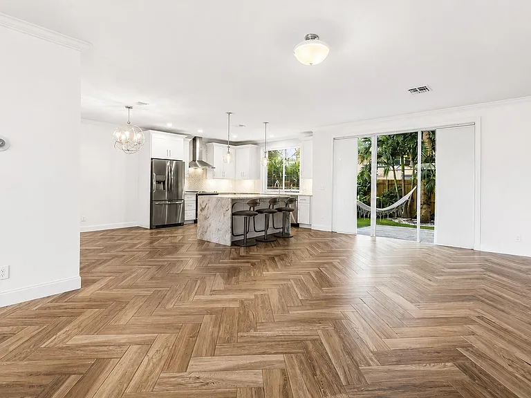 350 SW 8th St #2 — Photo 4