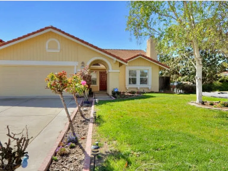 37823 Bishop Ct — Photo 1