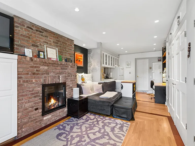 24 Cornelia St #10 — Photo 3