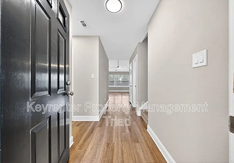 1153 Hawick Dr — Photo 10