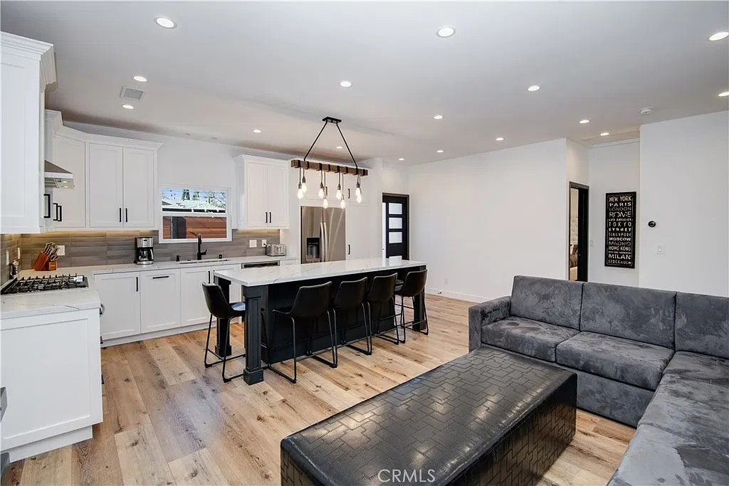 3 bed, 1200 sqft, $5,500 — Photo 3