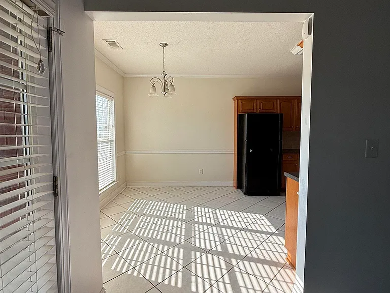 136 Roseine Dr — Photo 7