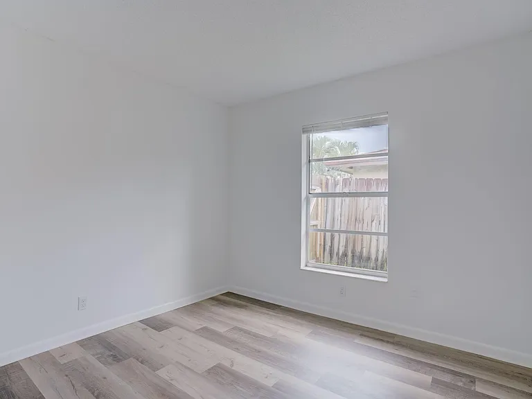 4698 Arthur St — Photo 10