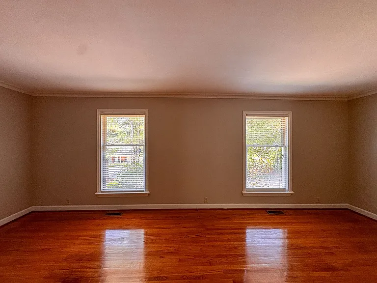2305 Mirror Lake Dr — Photo 7