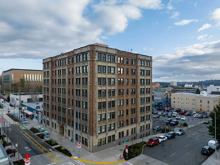 Comfortable Urban Living in a Classic Brick Building Near UW & Light Rail — Photo 16