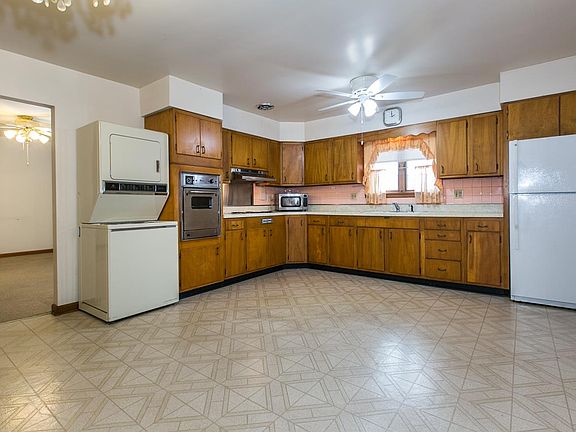 4th image of 411 4th St SE