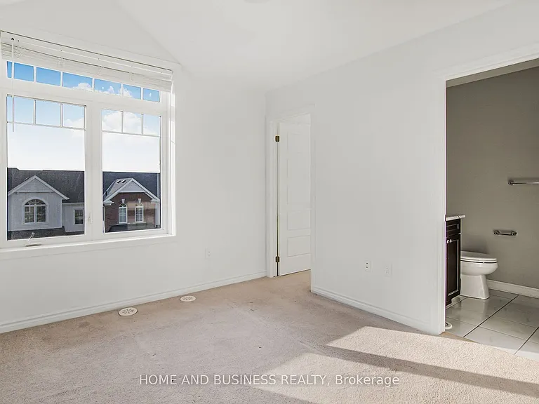 1135 Duignan Cres — Photo 15