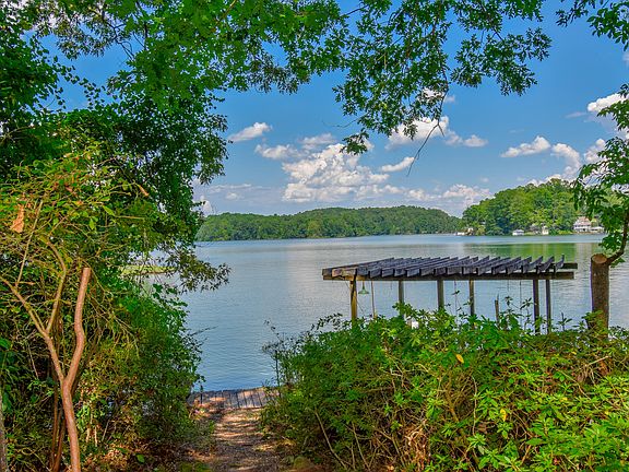 4th image of 272 Lake Hill Dr