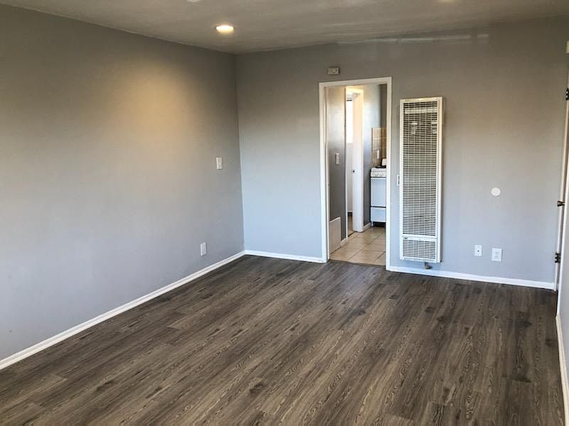 1st image of 960 S Mariposa Ave #10