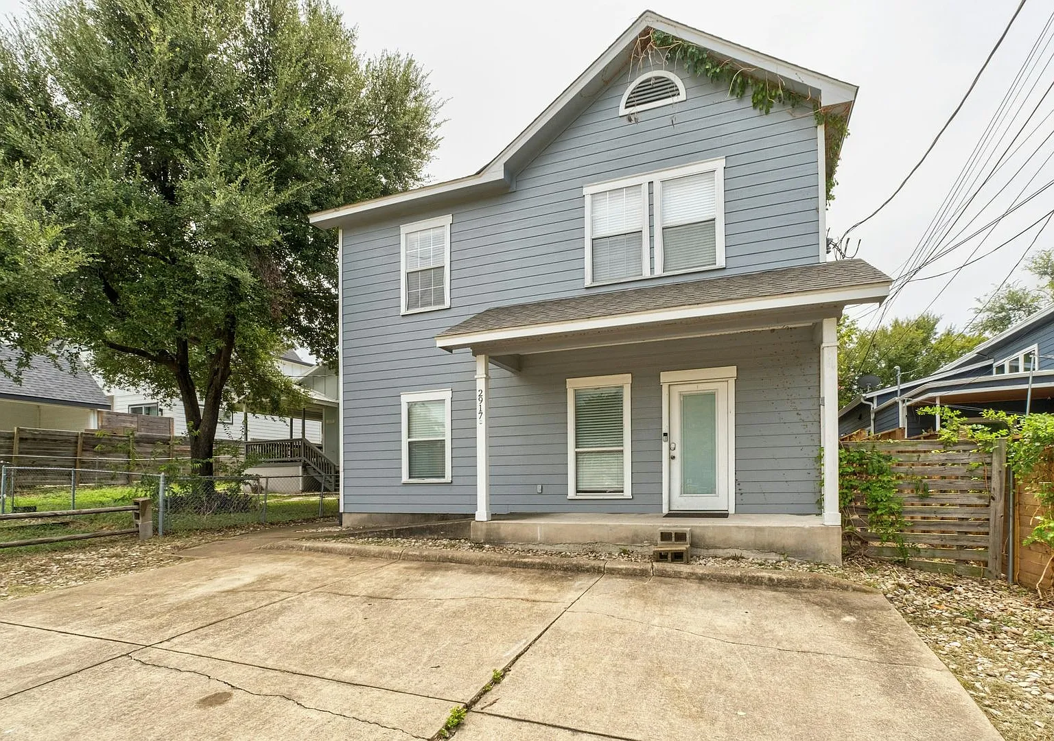 2917 E 16th St #A - Great Remodeled free standing House with a yard in booming East Austin. — Photo 2