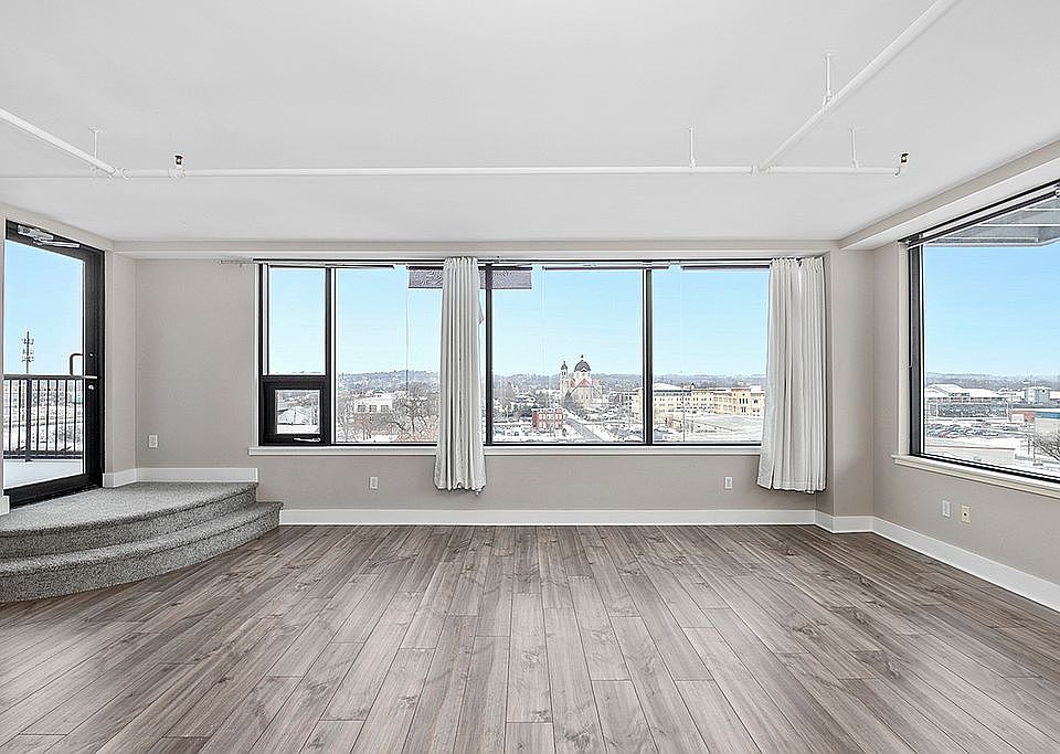WEST VIEW LIVING ROOM. 