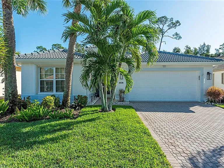 2438 Butterfly Palm Dr — Photo 1
