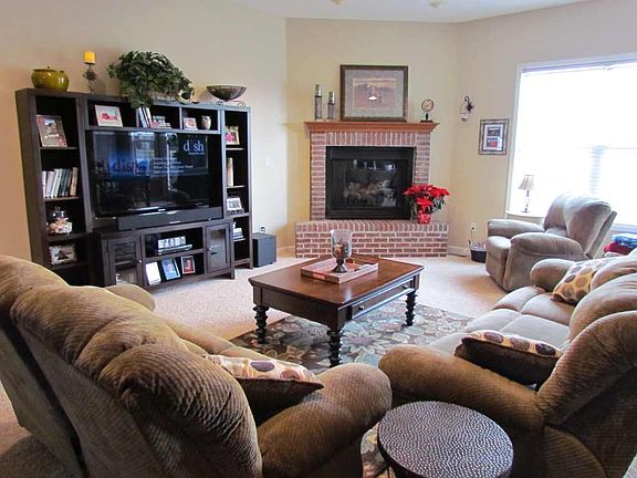3rd image of 213 Woodland Pl