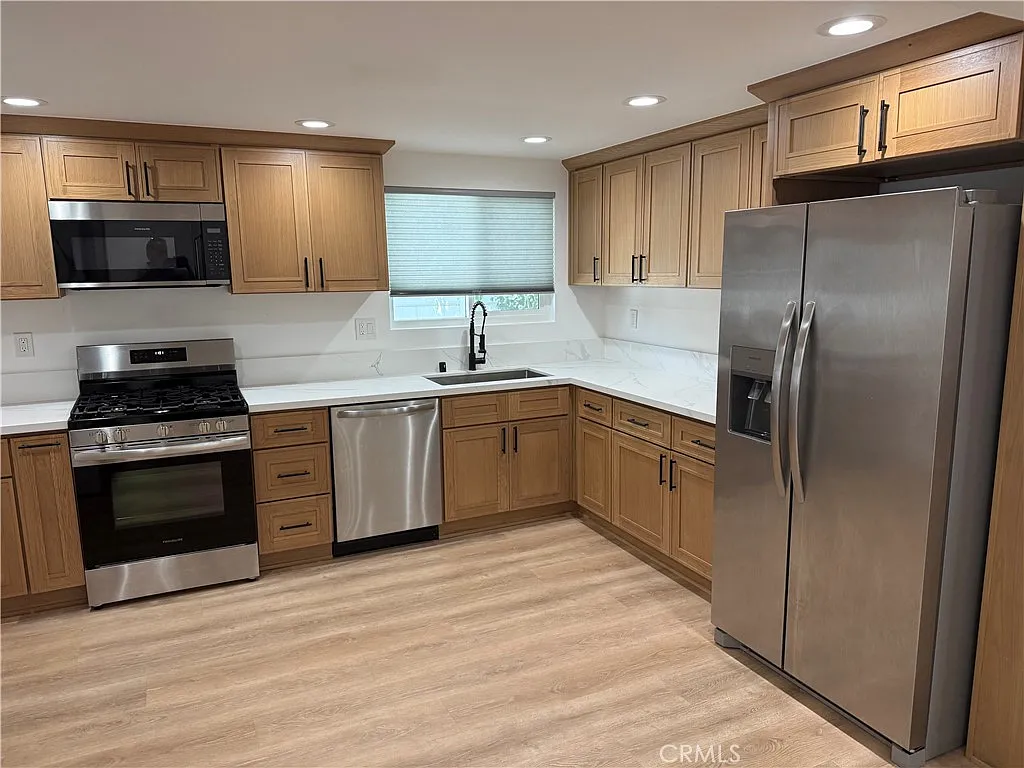 3 bed, 1020 sqft, $3,000 — Photo 3