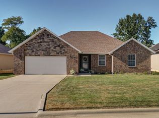 867 E Striper Dr, Nixa, MO 65714