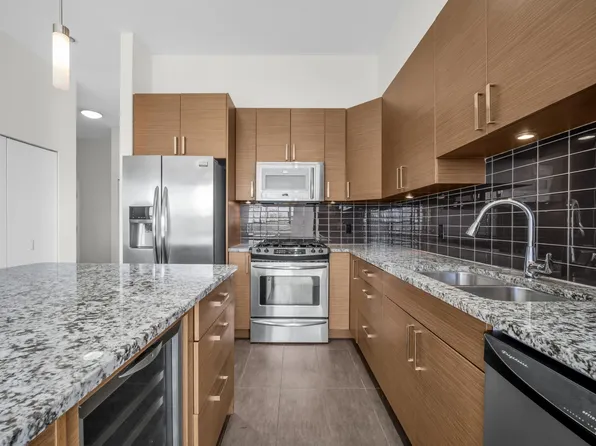 288 Hampton St #406, New Westminster, BC V3M 5L9