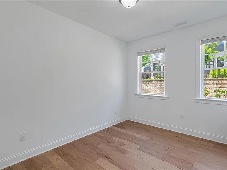 6543 Beacon Dr — Photo 3