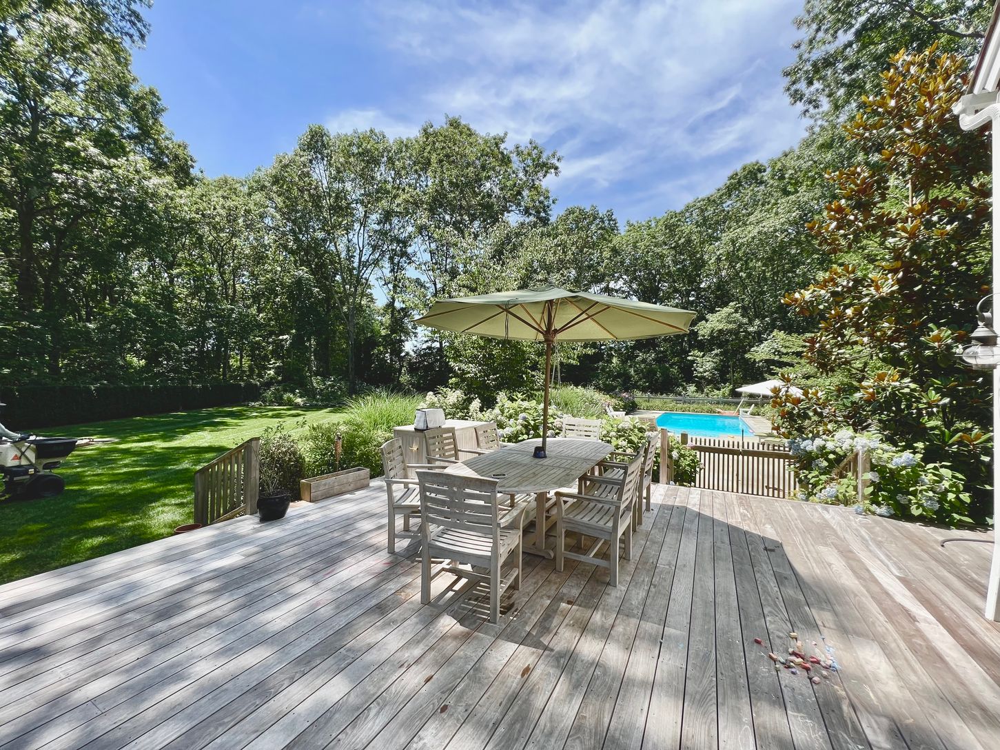  deck overlooking pool