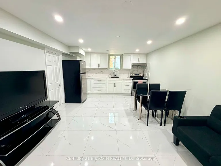 10 Sanford Cres — Photo 6