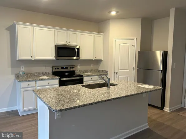 65 Paddington St, Falling Waters, WV 25419