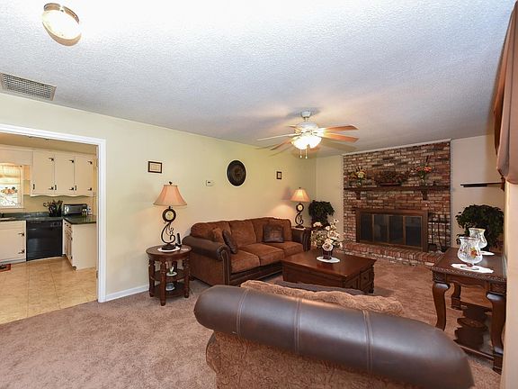 3rd image of 208 Redwood Trl