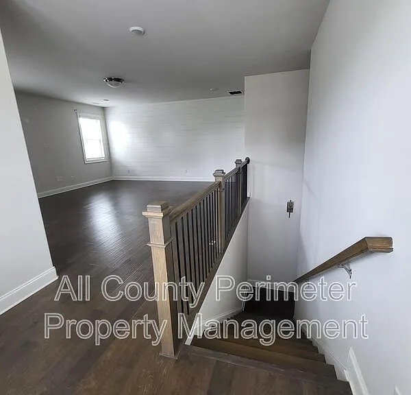 819 Olmsted Ln — Photo 17