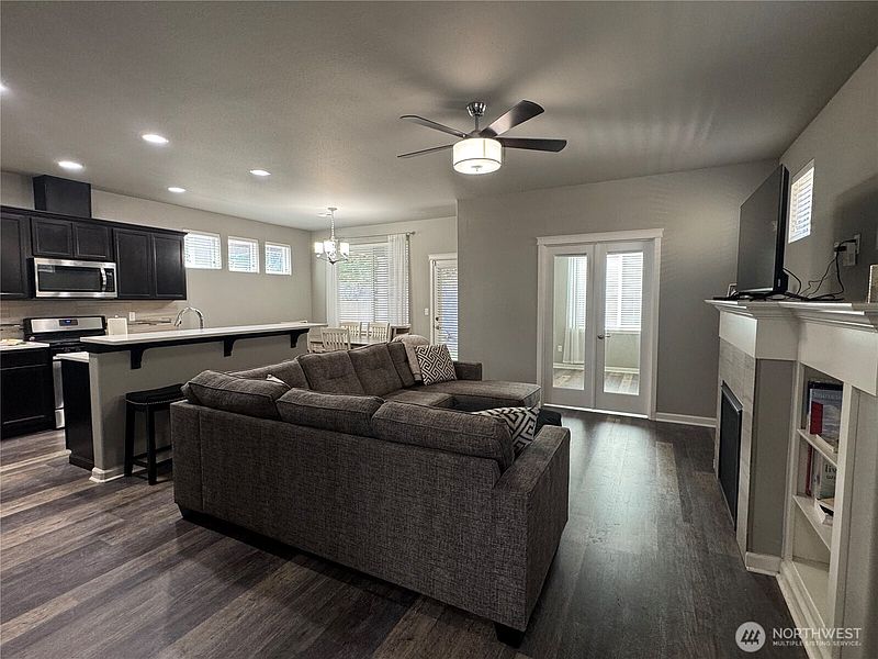 3rd image of 3910 Maritime Drive SW