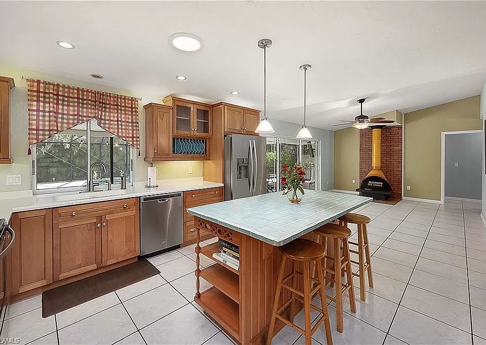2nd image of 15811 Glendale Ln