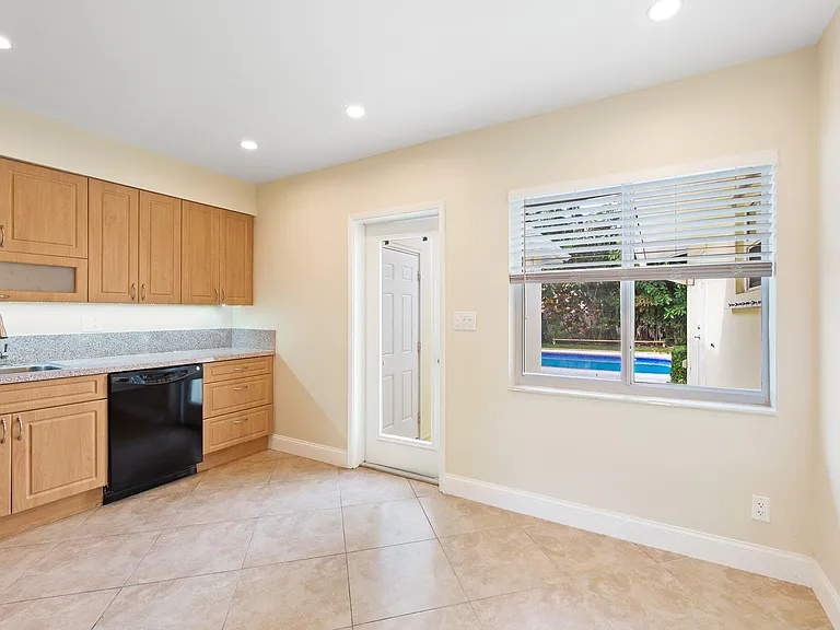 1209 NE 18th Ave — Photo 7