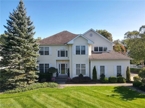 945 Elmwood Dr, Macedonia, OH 44056
