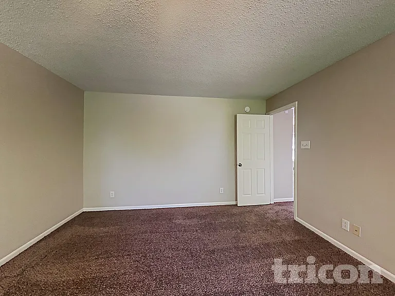 2117 Westmere Dr — Photo 9