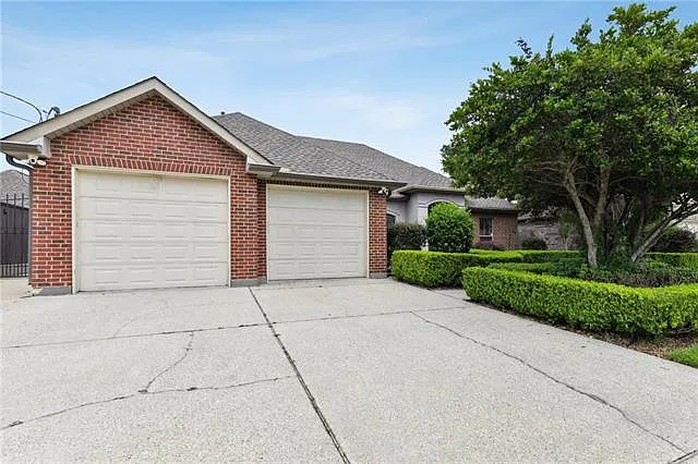 4 bed, 2.0 bath, 2016 sqft, $3,300 — Photo 2