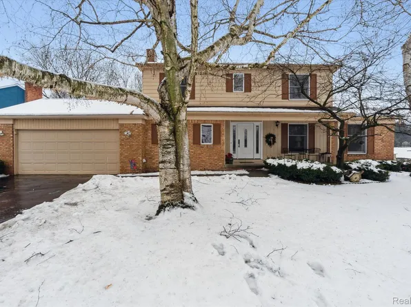 9217 Lake Crest Dr, Whitmore Lake, MI 48189