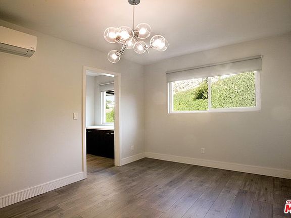 5th image of 142 Bronwood Ave