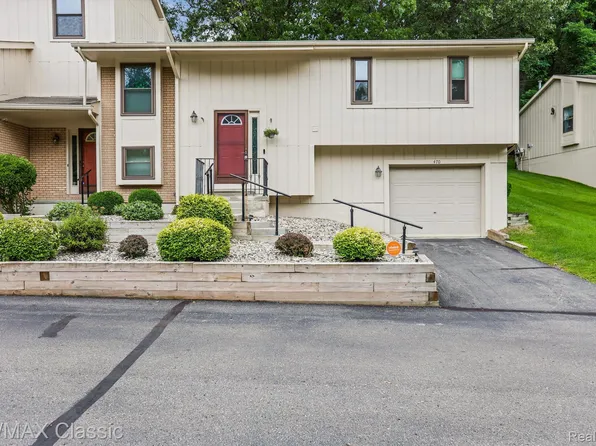 470 Forest Dr, Brighton, MI 48116