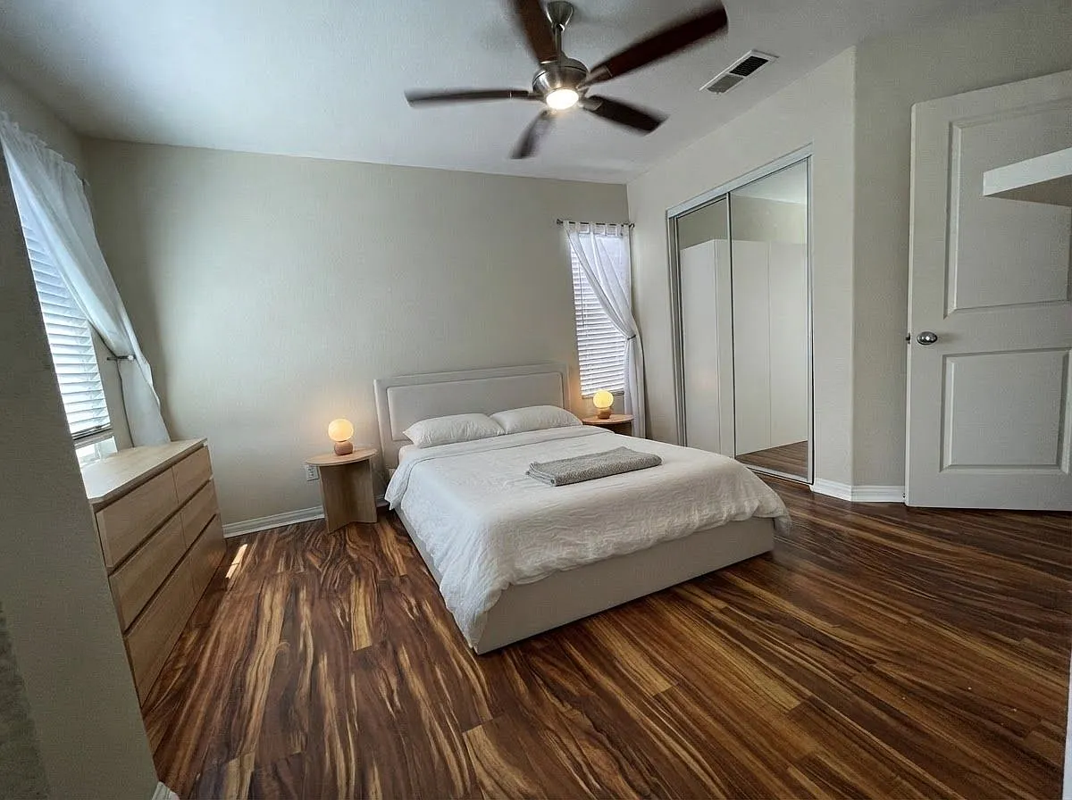 2 bed, 2.5 bath, 1212 sqft, $4,000 — Photo 2