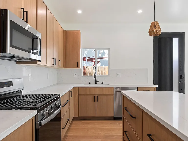 21824 Cohasset St — Photo 2