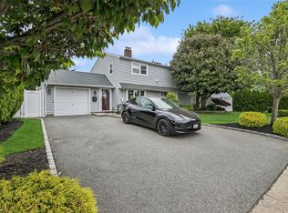 8 Ripple Ln, Levittown, NY 11756