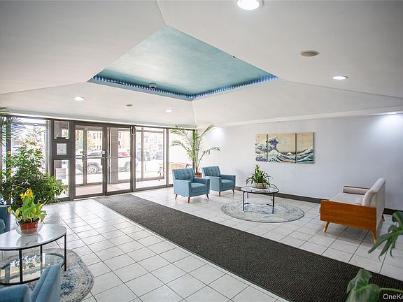 4th image of 855 E Broadway #6H