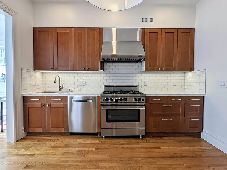 154 Tiffany Ave — Photo 6