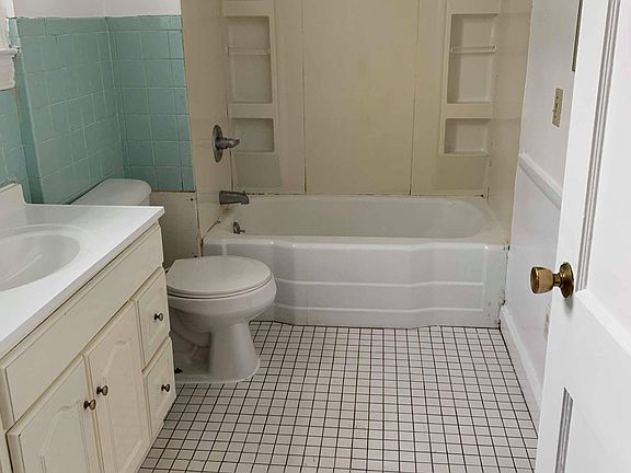2nd image of 131 S Cedar Ave APT A