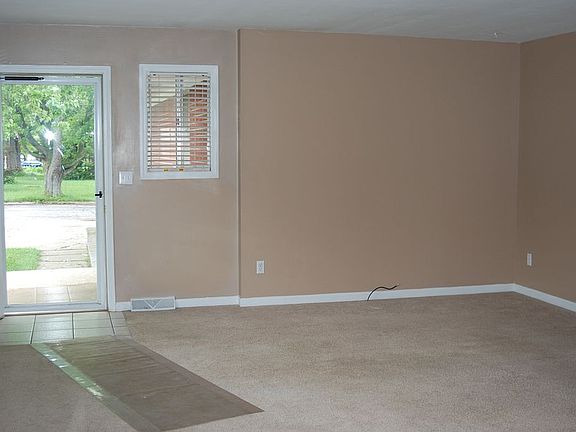 4th image of 808-810 Manor Ct