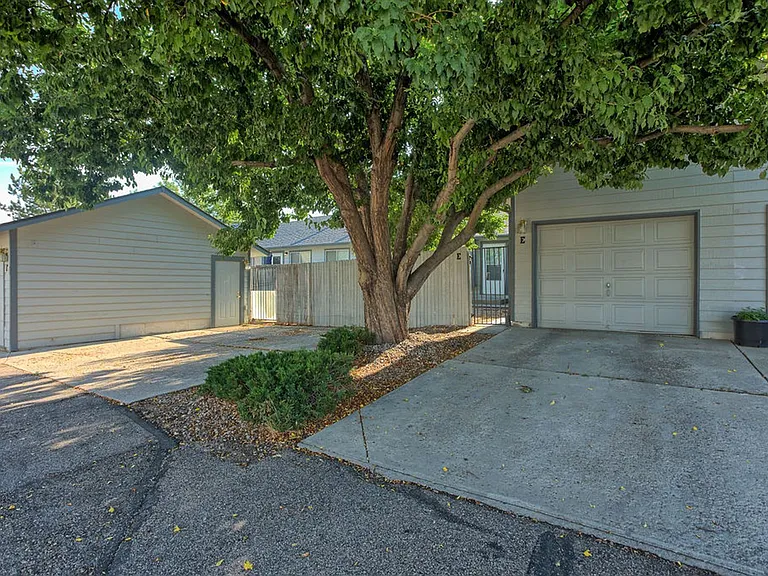 3025 W Stuart St E — Photo 2