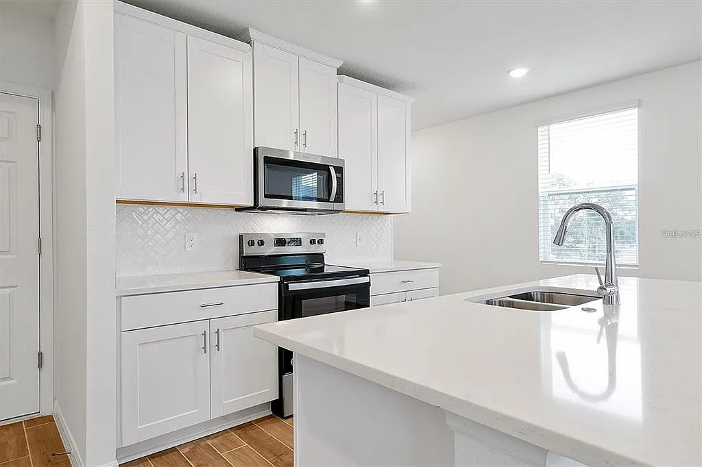3 bed, 2.5 bath, 1798 sqft, $2,395 — Photo 3