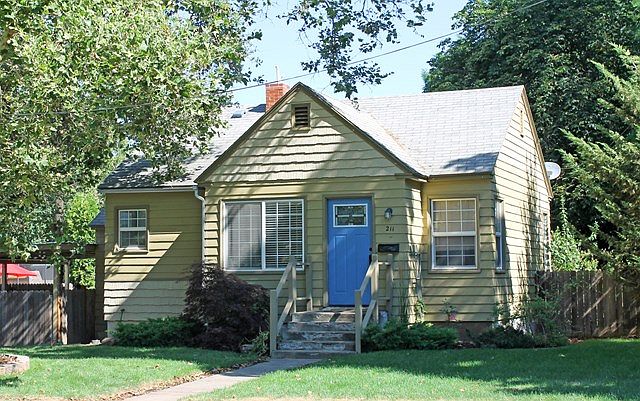 1st image of 211 SE 4th St